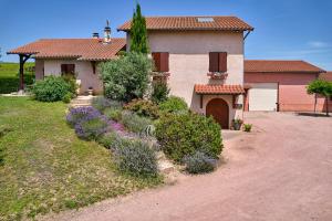 a house with a bunch of flowers in front of it at Domaine Gilles Copéret- Artisan-Vigneron- chambres d'hôtes Les Glycines - in Régnié