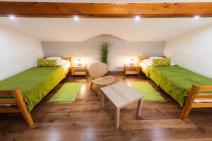 dwa łóżka w pokoju z zieloną pościelą w obiekcie Balaton View Apartment w mieście Balatonboglár