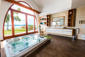 duża łazienka z jacuzzi w obiekcie Balaton View Apartment w mieście Balatonboglár +37 zdjęć