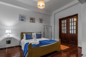 ペニシェにあるHistoric House in Downtown Penicheのベッドルーム(青い枕のベッド1台付)