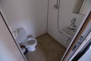małą łazienkę z toaletą i umywalką w obiekcie Каравани на плаж Златна Рибка Созопол w mieście Sozopol