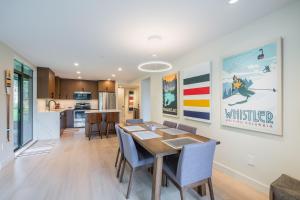 Una cocina o zona de cocina en Ravencrest by Outpost Whistler
