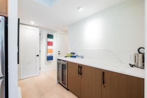 Una cocina o zona de cocina en Ravencrest by Outpost Whistler
