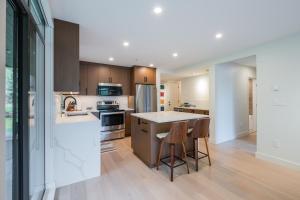 Una cocina o zona de cocina en Ravencrest by Outpost Whistler