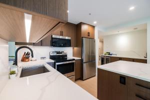 Una cocina o zona de cocina en Ravencrest by Outpost Whistler