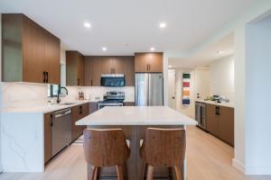 Una cocina o zona de cocina en Ravencrest by Outpost Whistler