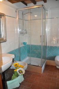 uma casa de banho com um chuveiro, um WC e um lavatório. em Agriturismo Cardella em Piobbico