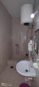 A bathroom at Becici rooms