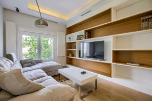 a living room with a couch and a tv at Apartamento Velazquez vistas in Madrid