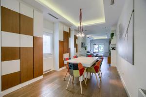 cocina y comedor con mesa y sillas en Apartamento Velazquez vistas en Madrid