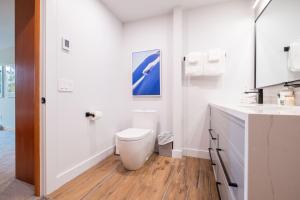 Un baño de Ravencrest by Outpost Whistler