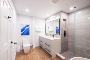 Un baño de Ravencrest by Outpost Whistler