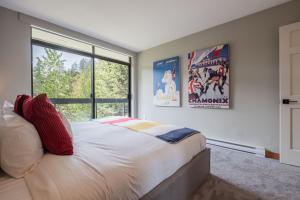 Tempat tidur dalam kamar di Ravencrest by Outpost Whistler