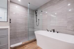Un baño de Ravencrest by Outpost Whistler