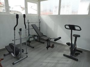 een fitnessruimte met diverse fitnessapparatuur in een kamer bij CASA GONDAR in O Grove