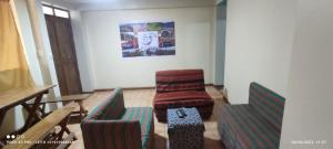 sala de estar con 2 sillas y mesa en Anacondor Tours & House en Cusco