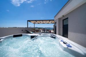 Bazén v ubytovaní Adria Concept boutique apartments alebo v jeho blízkosti