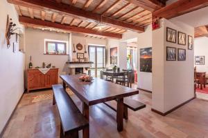 a kitchen and dining room with a wooden table at Podere le Serre in Cingoli