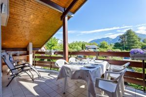 una mesa y sillas en un patio con vistas a las montañas en Apartplage en Saint-Jorioz