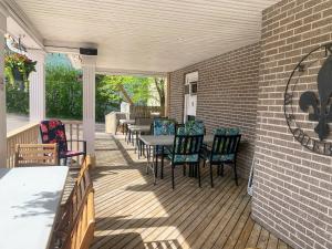 a patio with chairs and a table on a porch at Harbourview Inn and Suites in Sydney