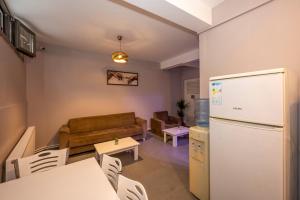 Kuchyň nebo kuchyňský kout v ubytování Taksim Square Hostel