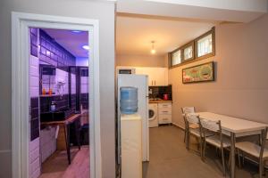 Kuchyň nebo kuchyňský kout v ubytování Taksim Square Hostel