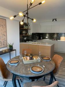 uma cozinha com uma mesa com cadeiras e uma sala de jantar em Fiets & Zee - Bike & Sea em Ostend