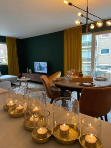 une salle à manger avec des bougies sur une table dans l'établissement Fiets & Zee - Bike & Sea, à Ostende