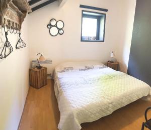 um quarto com uma cama grande e uma janela em Le Vieux Sart 14 em Stavelot