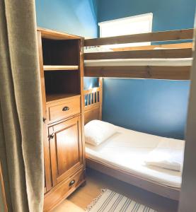 スタヴロにあるLe Vieux Sart 14のベッドルーム1室(二段ベッド2台、キャビネット付)