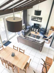 ein Wohnzimmer mit einem Sofa und einem Tisch in der Unterkunft Le Vieux Sart 14 in Stavelot
