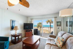 TV a/nebo společenská místnost v ubytování 111 Madeira Norte Condo
