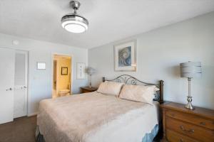 Postel nebo postele na pokoji v ubytování 111 Madeira Norte Condo