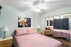 Postel nebo postele na pokoji v ubytování 111 Madeira Norte Condo