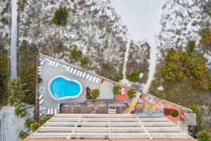 Bazén v ubytování 111 Madeira Norte Condo nebo v jeho okolí