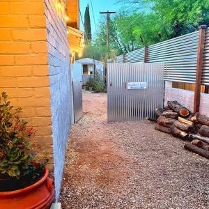 un patio trasero con una valla, una puerta y un edificio en Peaceful Tucson Tiny House Getaway with Backyard, en Tucson
