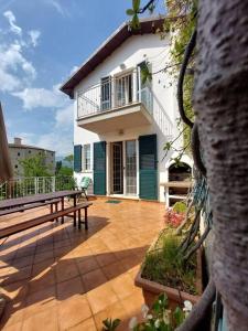een huis met een balkon en een bank op een patio bij FuriaForte! in Ascoli Piceno