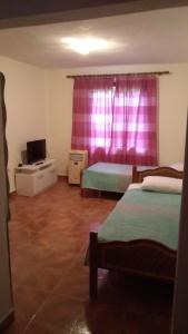 Una cama o camas en una habitación de Sonce - Tirana