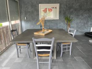 - une table à manger avec des chaises et une planche de coupe en bois dans l'établissement Oustaou di Ercole, à Bormes-les-Mimosas