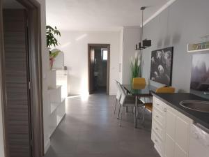 Kuchyň nebo kuchyňský kout v ubytování Apartments Merlin