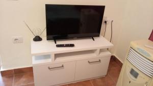 TV a/nebo společenská místnost v ubytování Sonce - Tirana