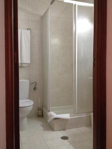 une salle de bain avec douche et toilettes dans l'établissement RS Sobreiro, à Aves