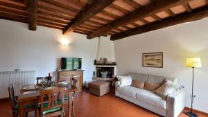 een woonkamer met een bank en een tafel bij Villa Nocciola Il Poderone in Roccalbegna