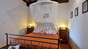 A bed or beds in a room at Villa Nocciola Il Poderone Még 22 kép