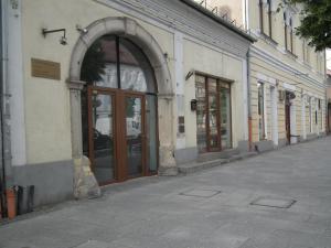 un accès à un bâtiment avec une grande porte dans l'établissement Apartament BBB48, à Cluj-Napoca