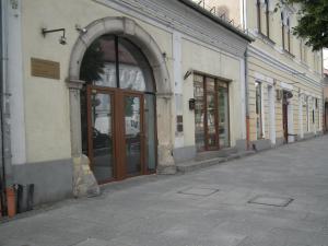 an entrance to a building with a large door at Apartament BBB48 in Cluj-Napoca