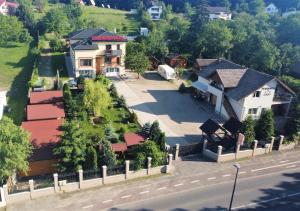 una vista aérea de una casa con entrada en Pensiunea Gaby, en Cluj-Napoca