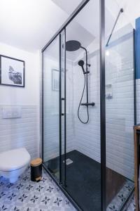 La salle de bains est pourvue d'une douche et de toilettes. dans l'établissement Cosy Apparts Saintes, à Saintes