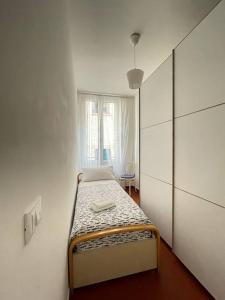 Habitación pequeña con cama en la esquina de una habitación en La casa del mare en Savona