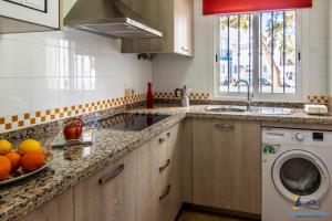 Кухня или мини-кухня в El Velero Piscina y Parking gratis

